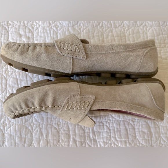 Cynthia Rowley driving moccasins in size 7.5. Suede in light tan.  Gently used. - Picture 2 of 4